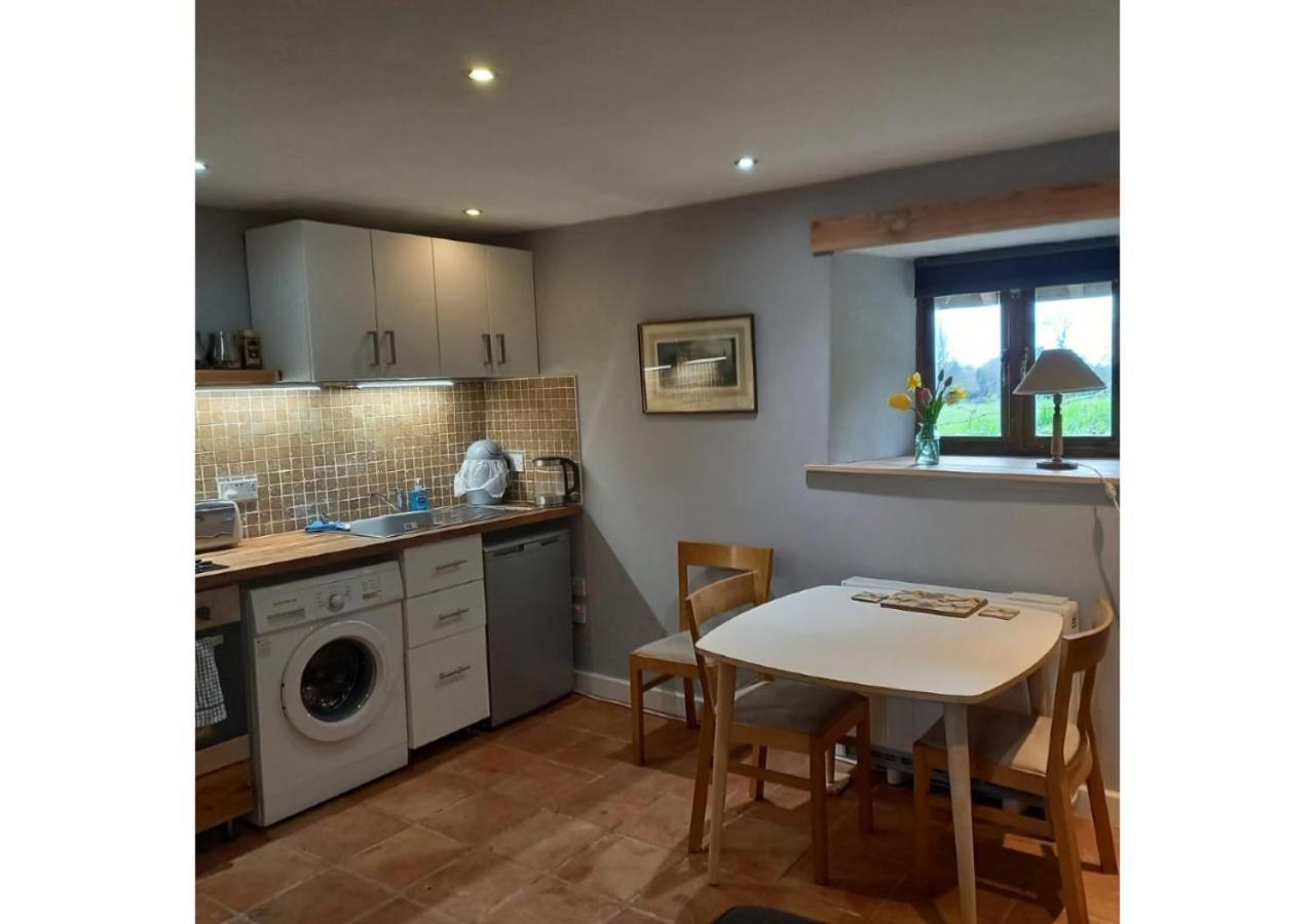 Bishops Farm Apartment Торнбъри Стая снимка